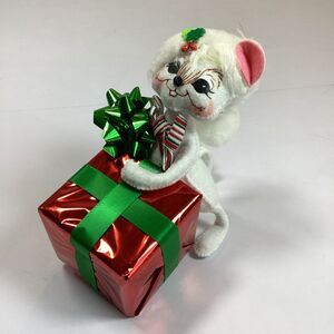 Annalee Christmas Cat Figure With Present 2010 75th